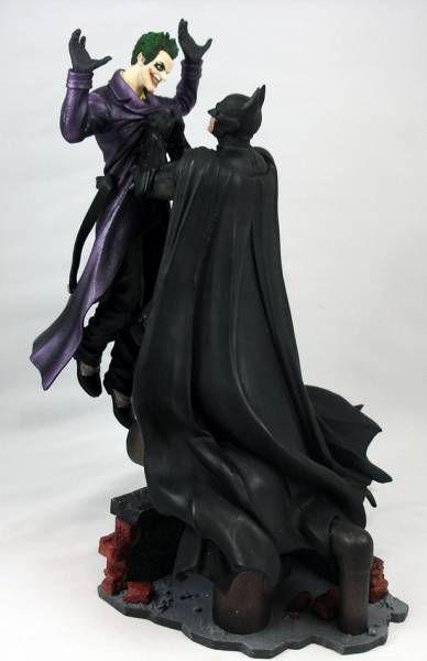 PureArts - Batman Arkham Origins - Batman holding the Joker pvc statue-  Batman