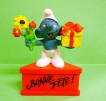 Smurf with flowers & gift \'\'Good Holiday\'\' (red base)