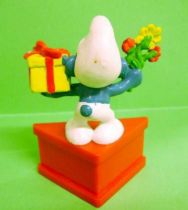 Smurf with flowers & gift \'\'Good Holiday\'\' (red base)