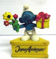 Smurf with flowers & gift \'\'Happy Birthday\'\' (yellow base)