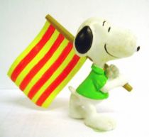 Snoopy - Comic Spain PVC Figure - Snoopy Flag Carrier (Yellow & Red Strip)