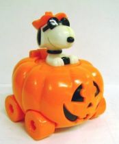 Snoopy - Halloween Candy Container - Snoopy drives a Pumpkin