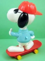 snoopy___figurine_articulee_18_cm_premium_mcdonald___snoopy_en_skateboard__1_