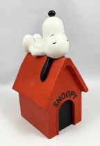 Snoopy - Plastoy Collectoys Resin - Snoopy lying on his Dog House 