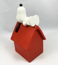 Snoopy - Plastoy Collectoys Resin - Snoopy lying on his Dog House 