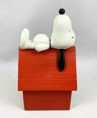 Snoopy - R�sine Plastoy Collectoys - Snoopy couch� sur sa Niche