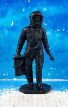 Space Toys - Plastic Figures - Cosmonaut holding technical case (Bonux black color)