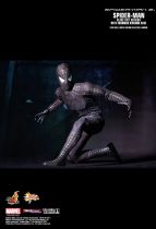 Spider-Man 3 - Black costume Spidey (Tobey Maguire) 12\  figure with Sandman diorama - Hot Toys Sideshow MMS165