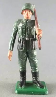 Starlux - 2�me GM - Allemand - Soldat fusil �paule Gauche jambes raides (r�f V10)