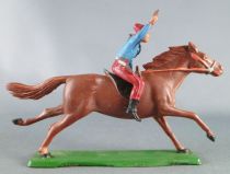 Starlux - Cow-Boys - Série 61 Ordinaire - Cavalier Fusil en l\'air (bleu & rouge) cheval marron (réf 414)