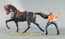 Starlux - Cow-Boys - Série 63 Luxe - Cavalier Tireur révolver main gauche (orange & bleu) cheval noir (réf 4415)