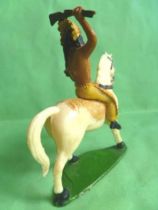 Starlux - Indiens - Série Ordinaire 53 - Cavalier Fusil en l\'air (jaune) cheval blanc au pas (réf 432)