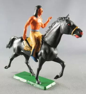 Starlux - Indiens - S�rie Ordinaire 65 - Cavalier Hache � la main (ocre) cheval brun noir trot (r�f 424)