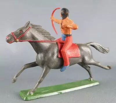 Starlux - Indiens - S�rie Ordinaire 65 - Cavalier Tireur � l\'arc (rouge) cheval gris fonc� galop (r�f 427)
