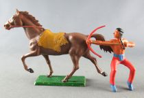 Starlux - Indiens - Série Ordinaire 65 - Cavalier Tireur à l\'arc (rouge) cheval marron trotp (réf 427)