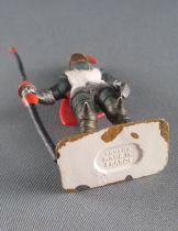 Starlux - Moyen-âge - série 58 - réf 6011 (socle blanc) - Piéton Chevalier en armure avec lance (bouclier rouge - armure grise)