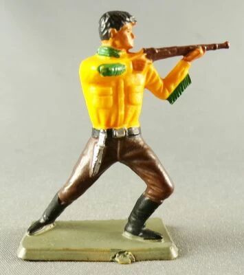 Starlux - Nestl� Kohler - Cow-Boys - Footed Firing Rifle Standing Bent Knees Yellow & Brown N� 137