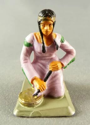 Starlux - Nestl� Kohler - Indians - Footed Squaw Making Food (Lilac) N� 45