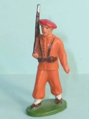 Starlux - Parachutistes - Type 1 (orange) - D�filant fusil �paule (r�f 66)