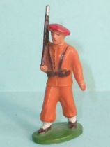 Starlux - Parachutistes - Type 1 (orange) - Défilant fusil épaule (réf 66)