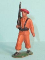 Starlux - Parachutistes - Type 1 (orange) - Défilant fusil épaule (réf 66)