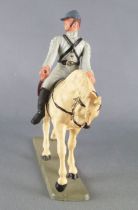 Starlux - Sudistes - Série ordinaire - Cavalier badine regardant à droite cheval blanc tête baissée (réf CSXX)