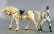 Starlux - Sudistes - Série ordinaire - Cavalier clairon regardant à gauche bras tendu cheval blanc tête baissée (réf CS9)