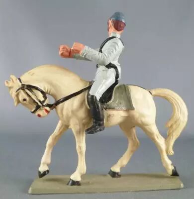 Starlux - Sudistes - S�rie ordinaire - Cavalier regardant � droite cheval blanc t�te baiss�e (r�f CSXX)