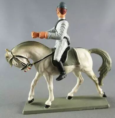 Starlux - Sudistes - S�rie ordinaire - Cavalier Regardant � Droite Cheval Blanc t�te baiss�e (r�f CSXX) 3