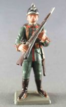 Starlux - WW1 - German - both hands on rifle Repainted Helmet & Boots (refA1)