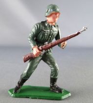 Starlux - WW2 - German - Trooper charging with rifle (ref V13)