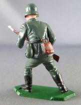 Starlux - WW2 - German - Trooper charging with rifle (ref V13)