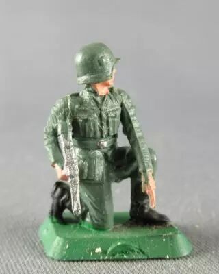 Starlux 30mm - Militaire - Allemand WW2 Genoux Mitraillette (r�f MV 23)
