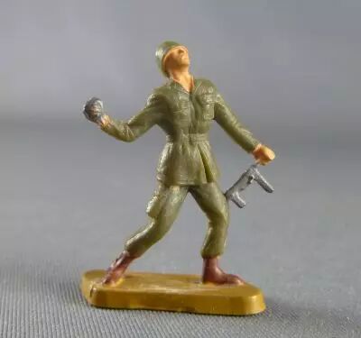 Starlux 30mm - Militaire - Arm�e Moderne - Combattant grenade & mitraillette socle sable (r�f M11)