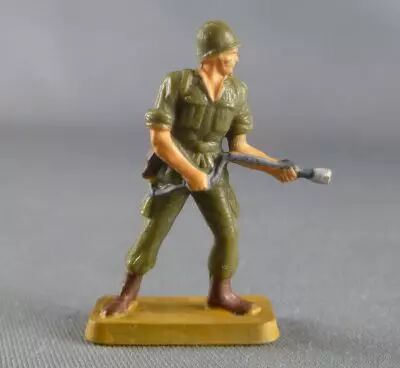 Starlux 30mm - Militaire - Arm�e Moderne - Combattant lance-flamme socle sable (r�f M5)