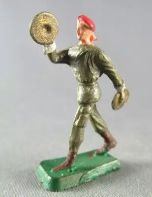 Starlux 30mm - Militaire - Parachutiste D�filant Cymbales (r�f MPM 63)