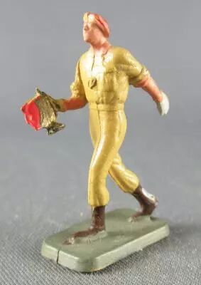 Starlux 30mm (1/55�) - Army - Paratrooper Summer Dress Marching Bugle in Hand (ref MPM 66)