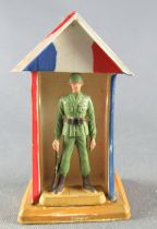 Starlux 30mm (1:55) - Army - Infantry Soldier Sentry & Box