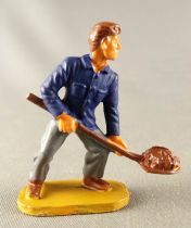 Starlux 40mm - Train Station - Worker with Shovel (ref 1116)
