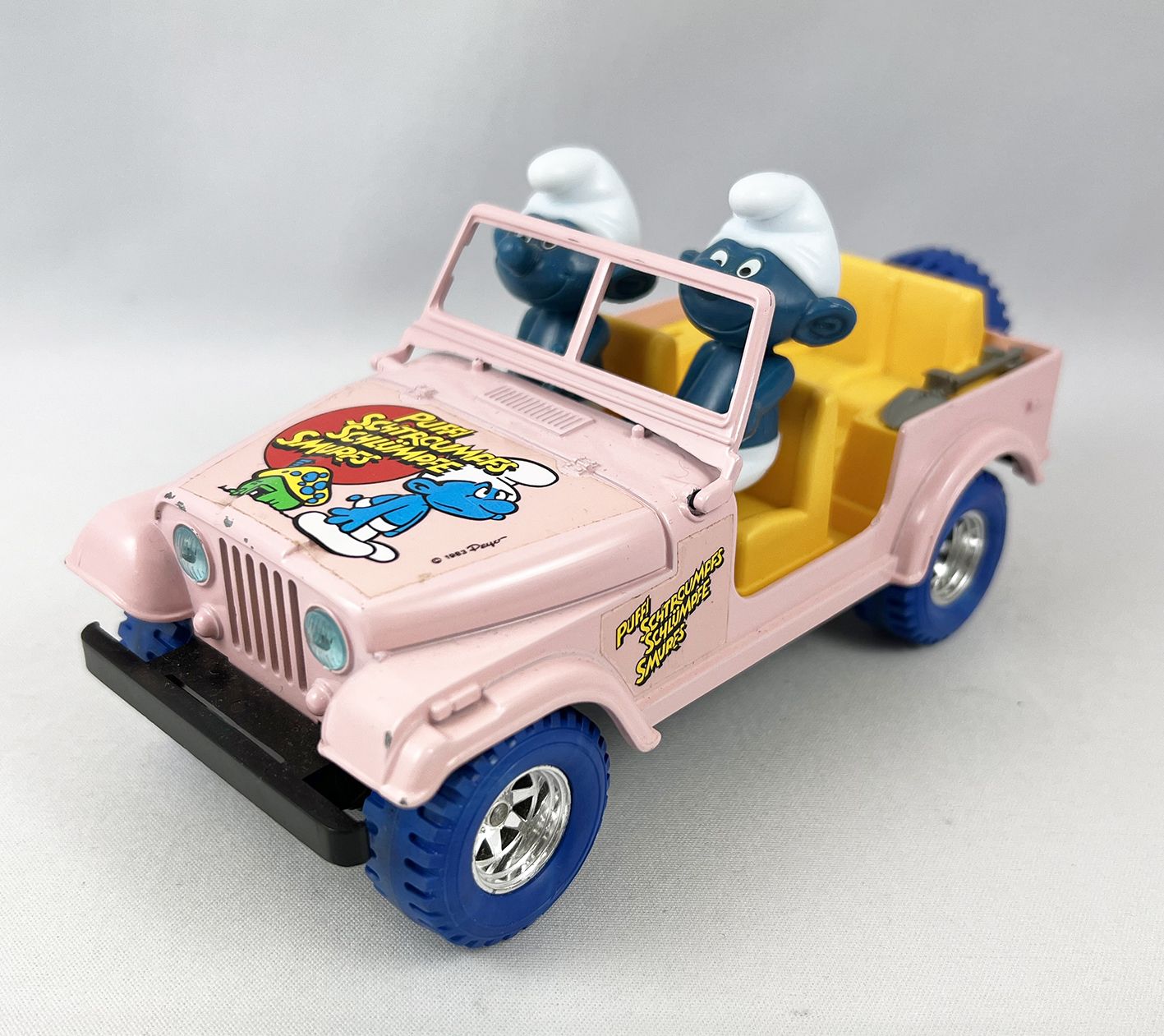 The Smurfs - Burago Ref.1103 - Smurfs in pink Jeep (loose)