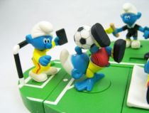The Smurfs - McDonald 2006 \'\'Football (Soccer) - Team\'\' (Set of 8 figures with base)