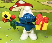 The Smurfs - Schleich - 20040 Smurf with present & flowers (Made in China)