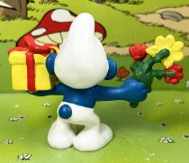 The Smurfs - Schleich - 20040 Smurf with present & flowers (Made in China)