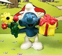 The Smurfs - Schleich - 20040 Smurf with present & flowers