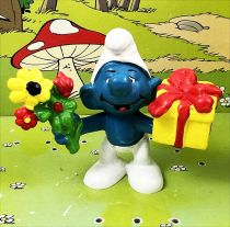 The Smurfs - Schleich - 20040 Smurf with present & flowers