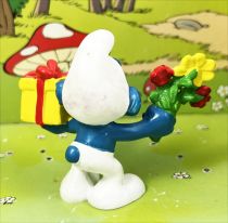 The Smurfs - Schleich - 20040 Smurf with present & flowers