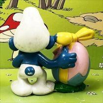 The Smurfs - Schleich - 20490 Easter Smurf with blue & rose egg (W. Berrie Co.)