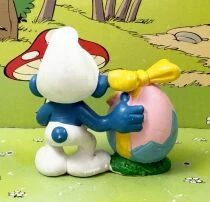 The Smurfs - Schleich - 20490 Easter Smurf with blue & rose egg (W. Berrie Co.)