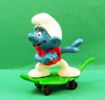 The Smurfs - Schleich - 40204 Smurf skateboarding on vegetal board