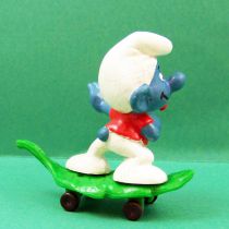 The Smurfs - Schleich - 40204 Smurf skateboarding on vegetal board